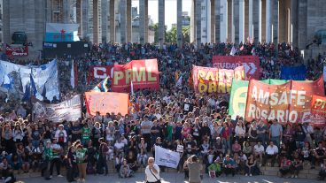 Las escalinatas del Monumento colmadas por la movilización.