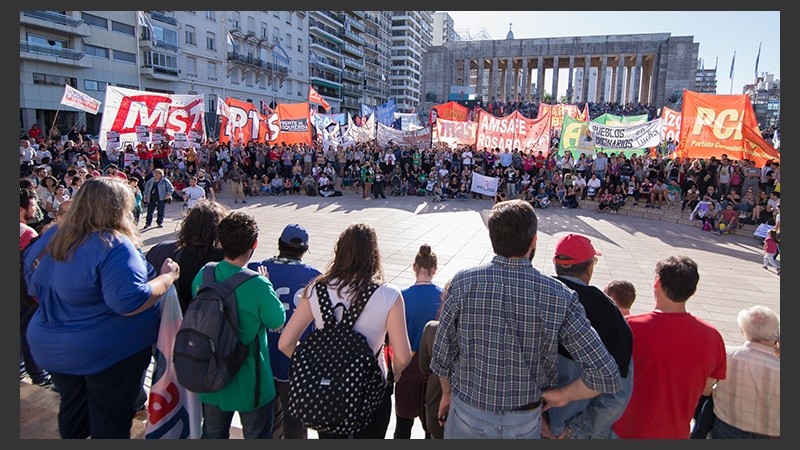 Mucha gente el el Monumento.