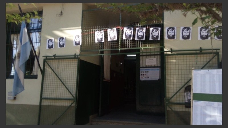 Así recuerdan a Santiago en la escuela en que debía votar. 
