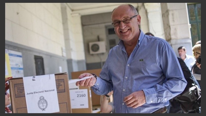 El primer candidato a diputado por Cambiemos votando en Santa Fe. 