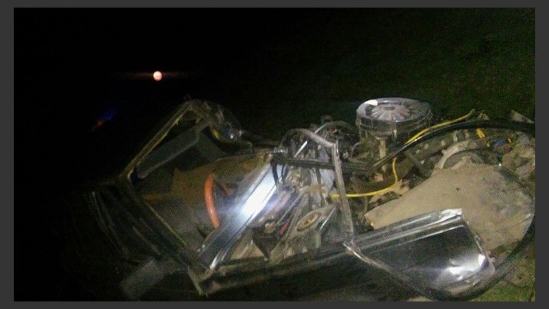 Así quedó el auto que conducía el muchacho que falleció. 