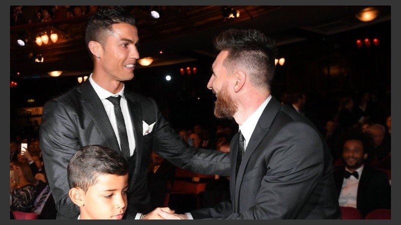 Dos potencias se saludan. Cristiano y Leo, al comienzo de la ceremonia.