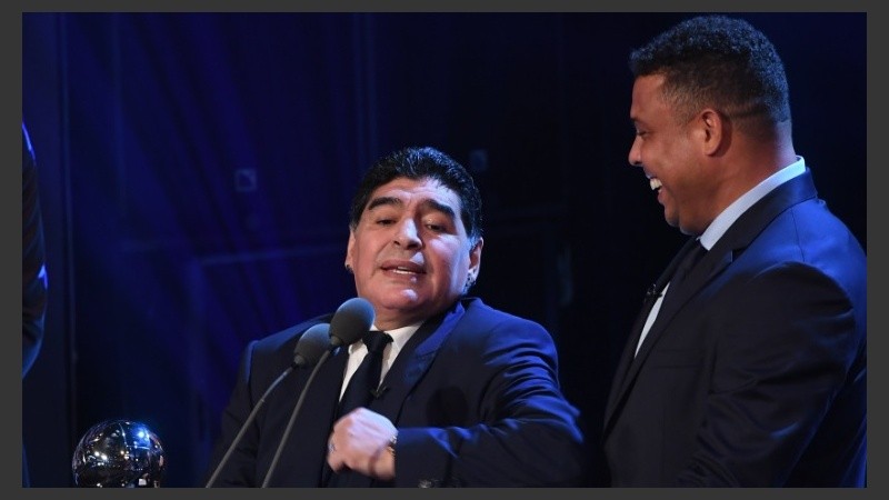 Cracks. Maradona y Ronaldo bromean antes de anunciar el ganador.
