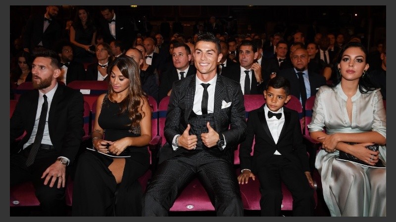 Los dos mejores del mundo con sus allegados en la gala.