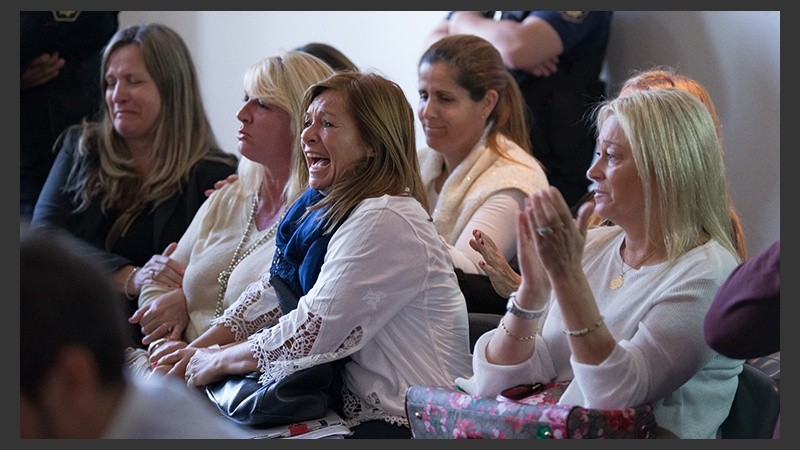 Dolor y festejo en la sala de Tribunales por parte de los familiares de la víctima.