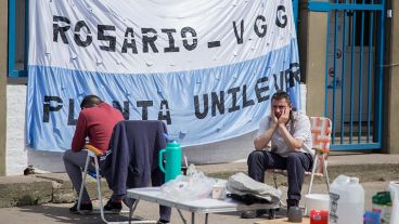 Desazón e incertidumbre de los trabajadores de la fábrica de Villa Gobernador Gálvez.