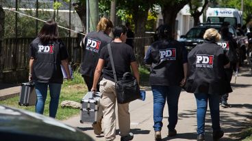 Personal especializado de la PDI en el lugar del doble asesinato.
