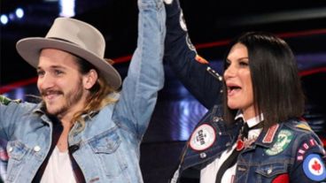 Inolvidable. El joven rosarino cantó junto a Laura Pausini.