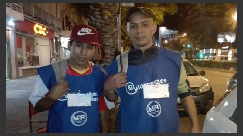 Los cuidacoches sociales tienen una pechera y una credencial.