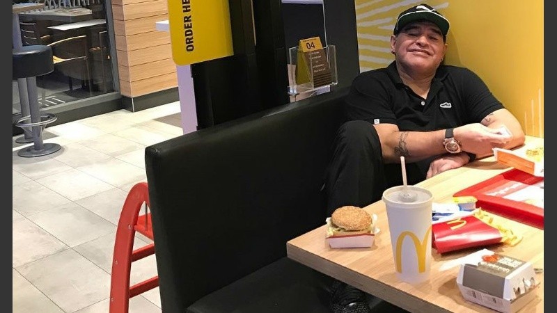 Sí, le gustan las hamburguesas.