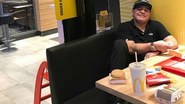 Sí, le gustan las hamburguesas.