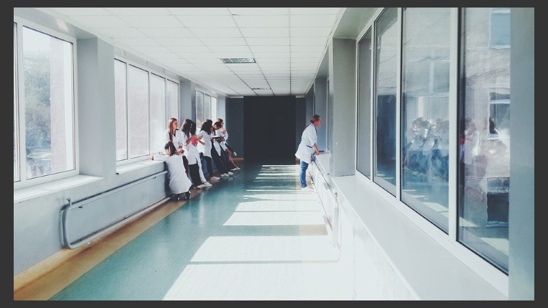 Aseguran que hay muchos más médicos que enfermeros. 