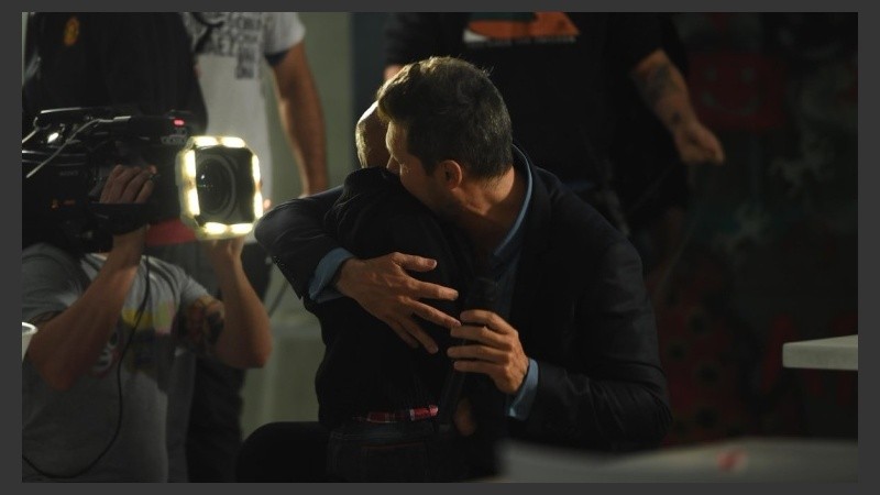 El momento del abrazo entre Tinelli y Maxi. 