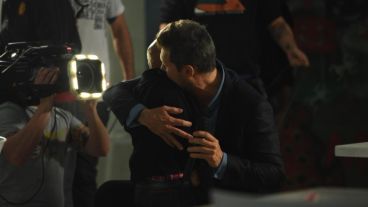 El momento del abrazo entre Tinelli y Maxi.