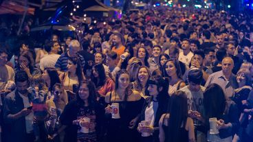 Por la cantidad de personas, la avenida estuvo cortada en dos manos por tramos.