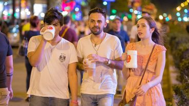 El buen tiempo ayudó para que los jóvenes disfruten de una cerveza en calle Pellegrini.