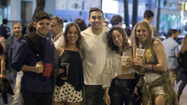 Unos jóvenes posan para la foto.