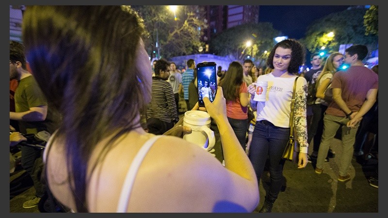 Muchos jóvenes disfrutando de la noche.