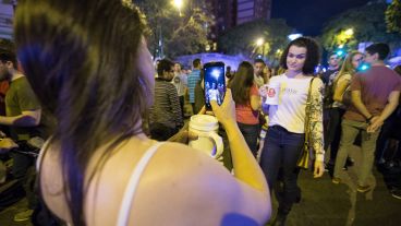 Muchos jóvenes disfrutando de la noche.