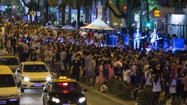 La pelegrinación de la espuma. Mucha gente por Pellegrini.