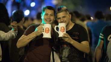 Dos chicos posando para la foto en una noche ideal.