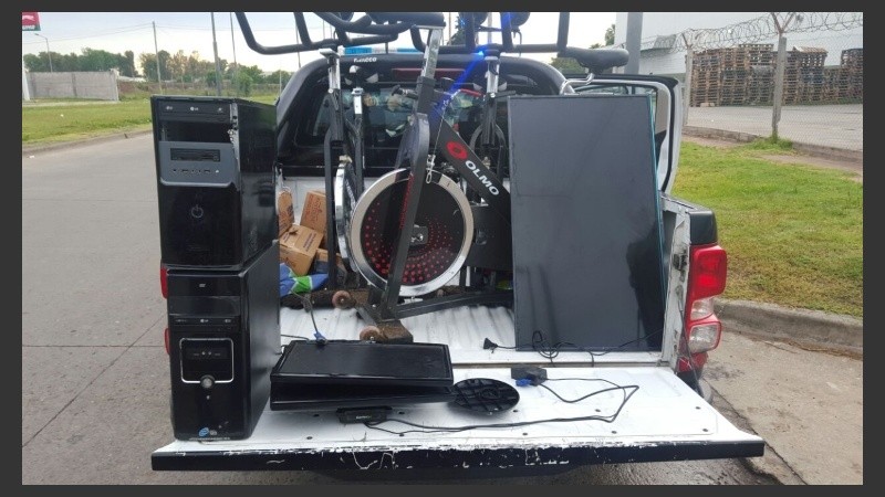 Biciletas fijas, monitores y elementos de hockey entre el botín.