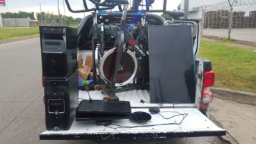 Biciletas fijas, monitores y elementos de hockey entre el botín.