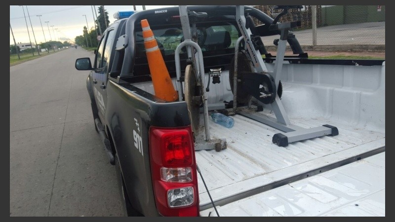 Biciletas fijas, monitores y elementos de jockey entre el botín.