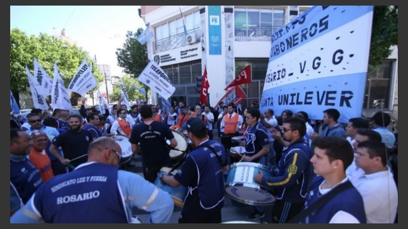 El reclamo frente al ministerio de Trabajo, en Ovidio Lagos y San Lorenzo.