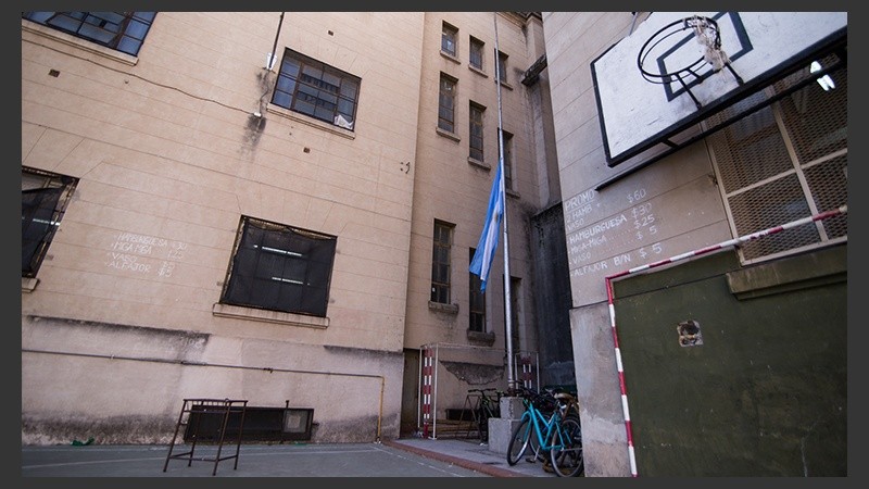Bandera a media asta en el Politécnico por la muerte de los cinco ex alumnos.