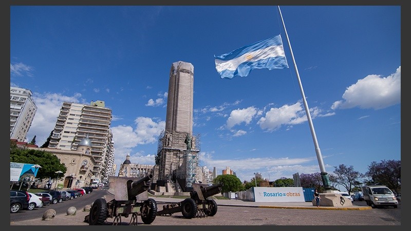 La bandera a media asta en el Monumento a la Bandera este miércoles.