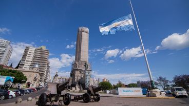 La bandera a media asta en el Monumento a la Bandera este miércoles.