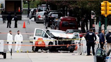 Benvenuto llamño a su esposa con el celular de un policía.