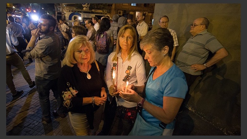 Familiares, amigos y rosarinos en el homenaje.