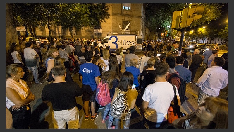 Los rosarinos que se acercaron al Politécnico este miércoles por la noche.