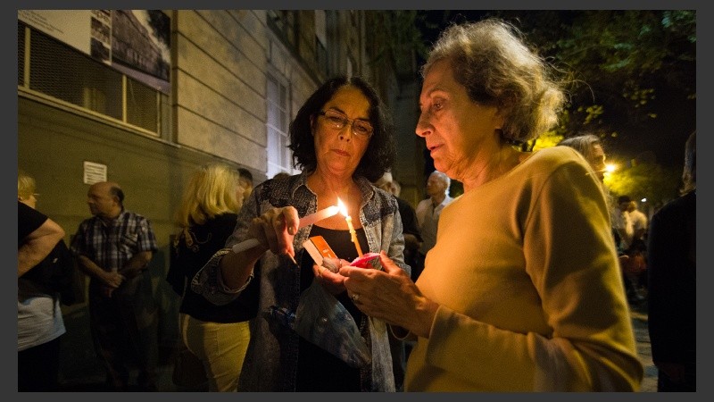 Con velas, los rosarinos participaron del homenaje frente al Poli.