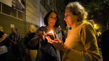 Con velas, los rosarinos participaron del homenaje frente al Poli.