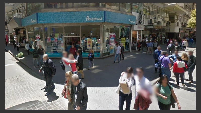 Los ladrones rompieron una vidriera y huyeron con celulares. 