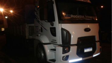 Los conductores profesionales tienen prohibido tomar alcohol cuando manejan.