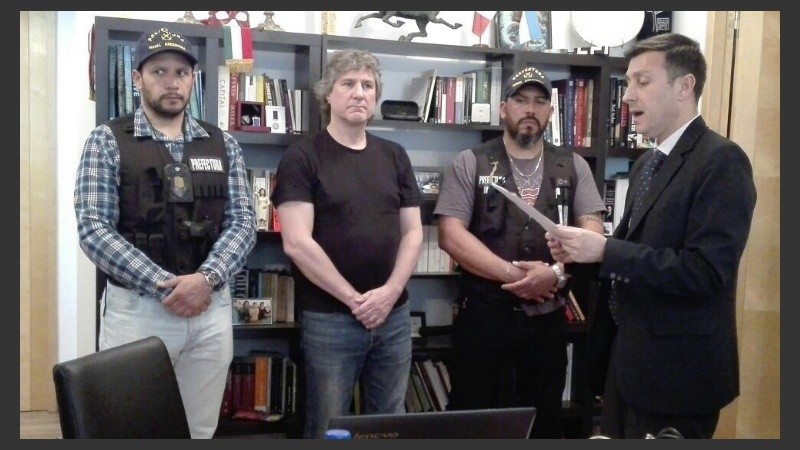 Boudou al lado de prefectos en su casa.