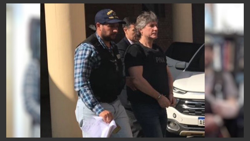 Boudou esposado y trasladado por Prefectura a Comodoro Py.