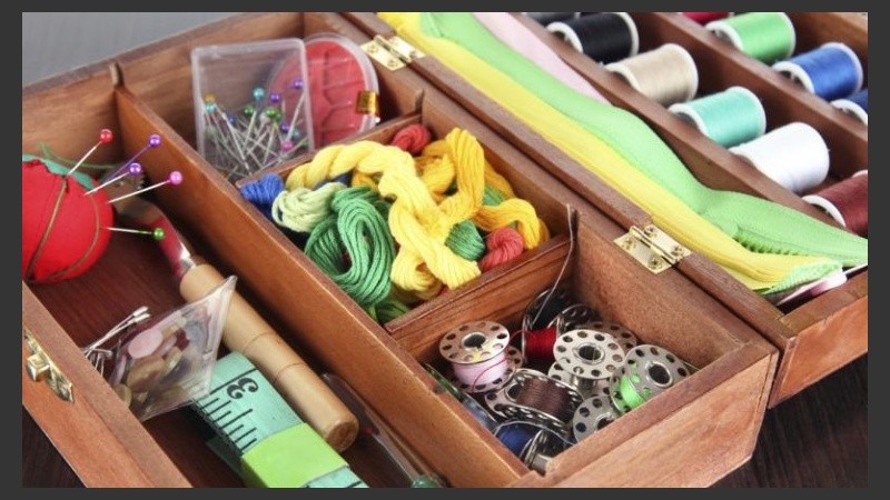 Con pocos elementos y mucha imaginación es posible ponerle un poco de onda a tu ropa usada.