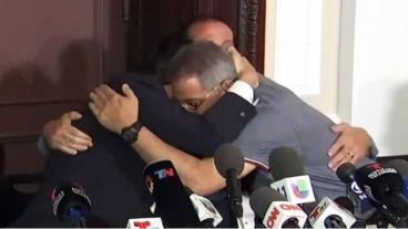 El abrazo tras la lectura de la carta.