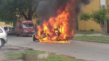 El Sandero gris fue prendido fuego por los vecinos.