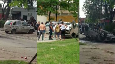 La secuencia de cómo los vecinos incendiaron el auto frente a la comisaría.