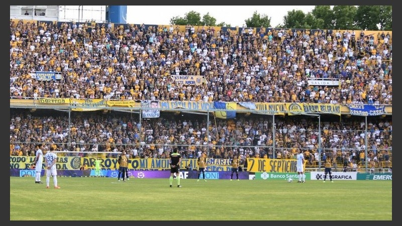 Minuto de silencio en la previa al partido.