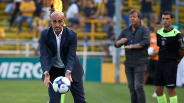 El técnico reconoció el "déficit muy grande en la Superliga".