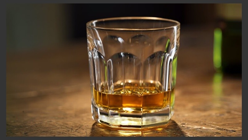 Las bebidas más fermentadas o reposadas, como el whisky, vino tinto, licores o cognacs, tienen más congéneres y producen más resaca .