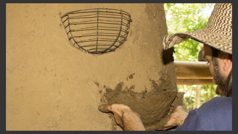 La charla y proyección será una breve historia, descripción y relatos de vivencias en torno a la construcción natural y todo lo que ella abarca