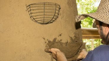 La charla y proyección será una breve historia, descripción y relatos de vivencias en torno a la construcción natural y todo lo que ella abarca